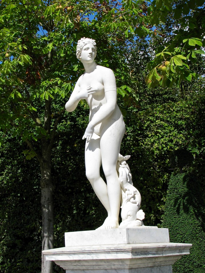 one of the many Greek statues along th eRoyal way